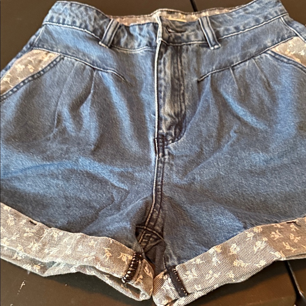 Easel Denim Shorts with Patterned Cuffs - Picture 4 of 6